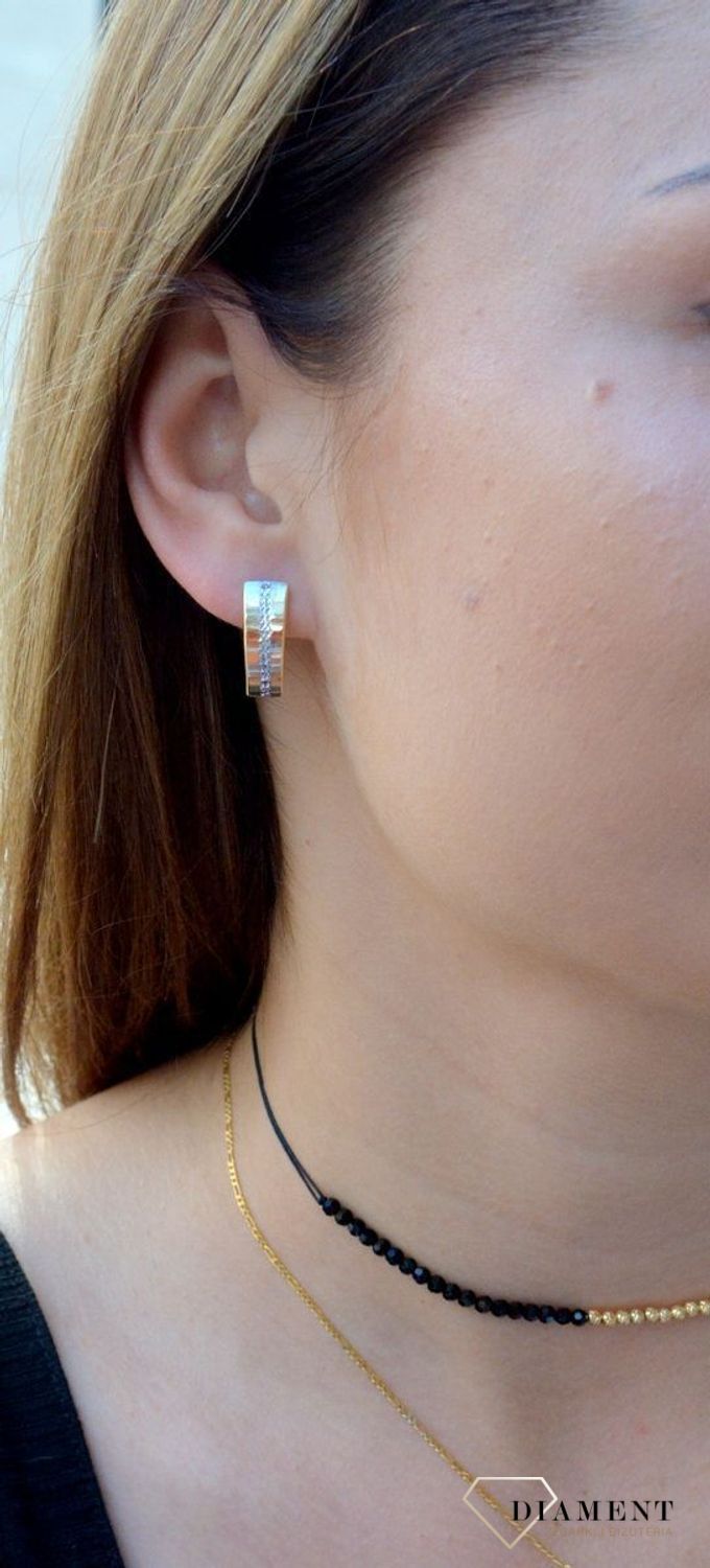 Kolczyki złote przy uchu 333 'Złote blaszki grawerowane z białym złotem' KL 6857B 333. Eleganckie, złote kolczyki  w formie grawerowanej blaszki wykonane z próby złota 333 o wadze około 1,55 g. Ich kształt jest uniwersalny..jpg